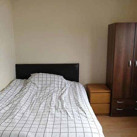 A Double Bedroom Near Glasgow City Centre Not In Great Condition Suitable For Short Stay المظهر الخارجي الصورة