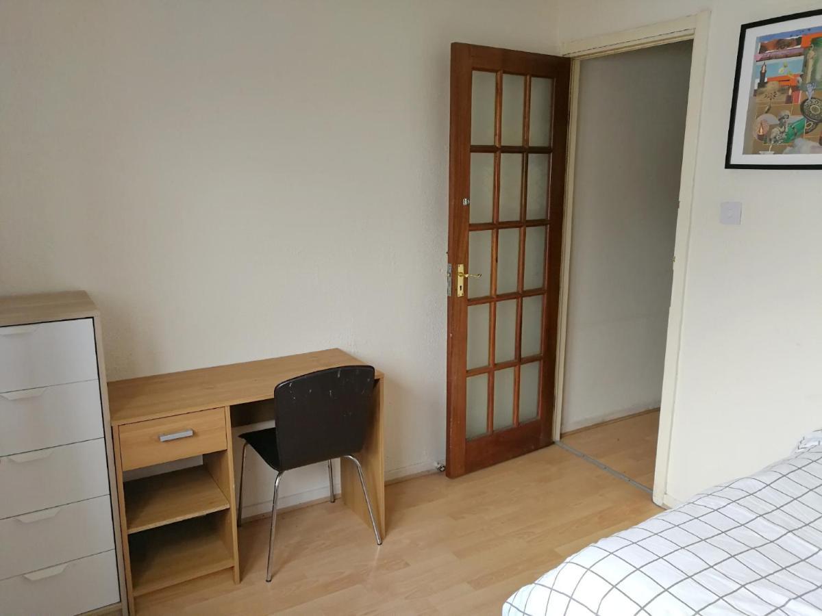 A Double Bedroom Near Glasgow City Centre Not In Great Condition Suitable For Short Stay المظهر الخارجي الصورة